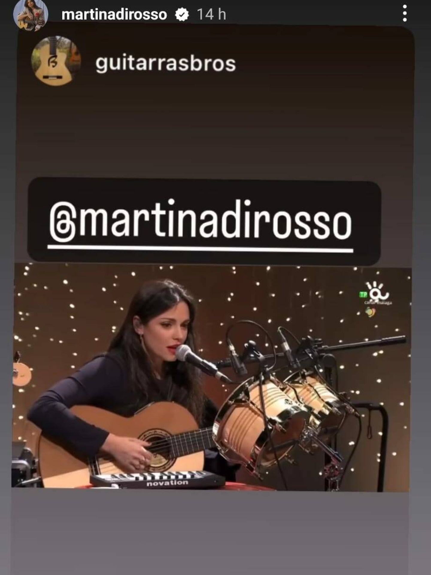 Martina en su actuación en Canal Málaga. (Instagram/@martinadirosso)
