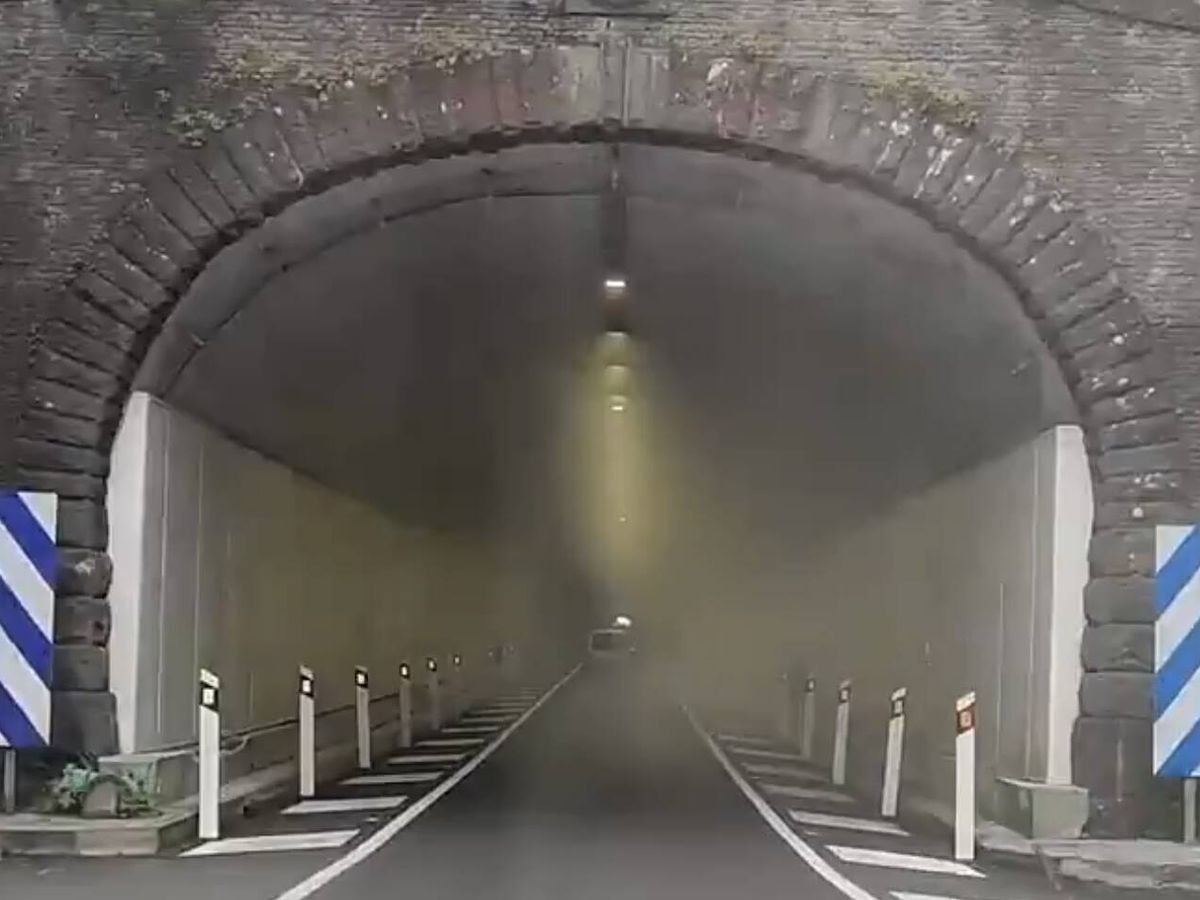 Foto: La entrada al curioso túnel de La Cumbre, apodado "túnel del tiempo" (X/@rodriguezcoello)
