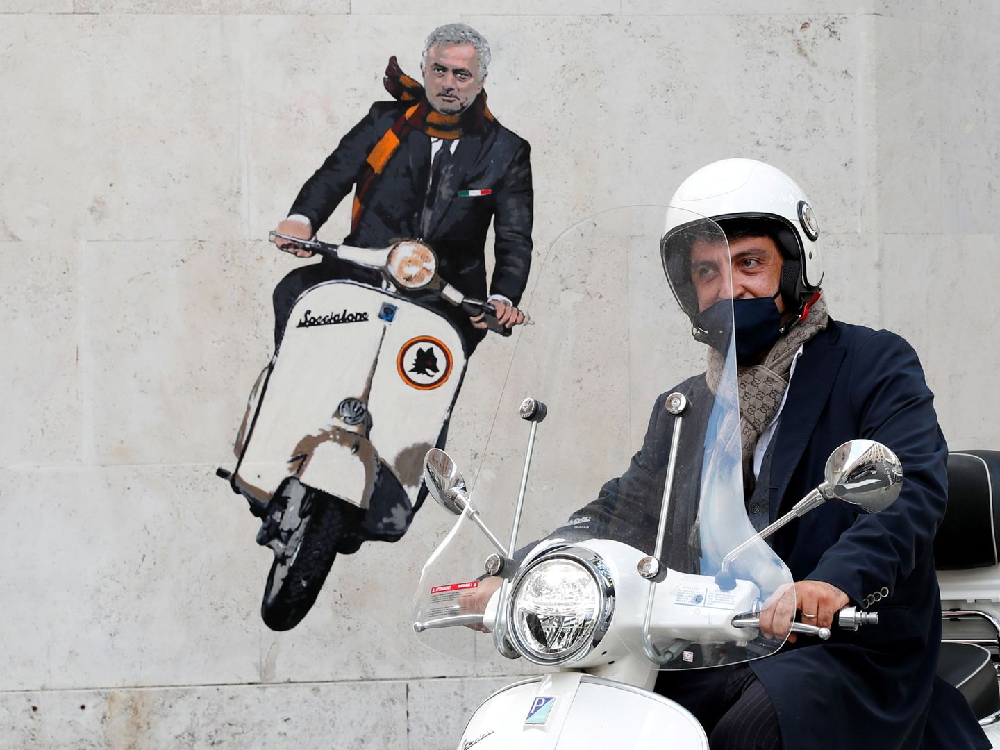 Mural pintado en Roma en favor a Mourinho. (Reuters)