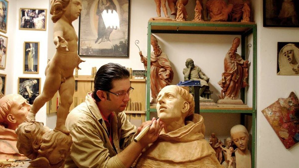 El escultor estrella de la Semana Santa en Sevilla: 32 años de maestría y un salto a las redes