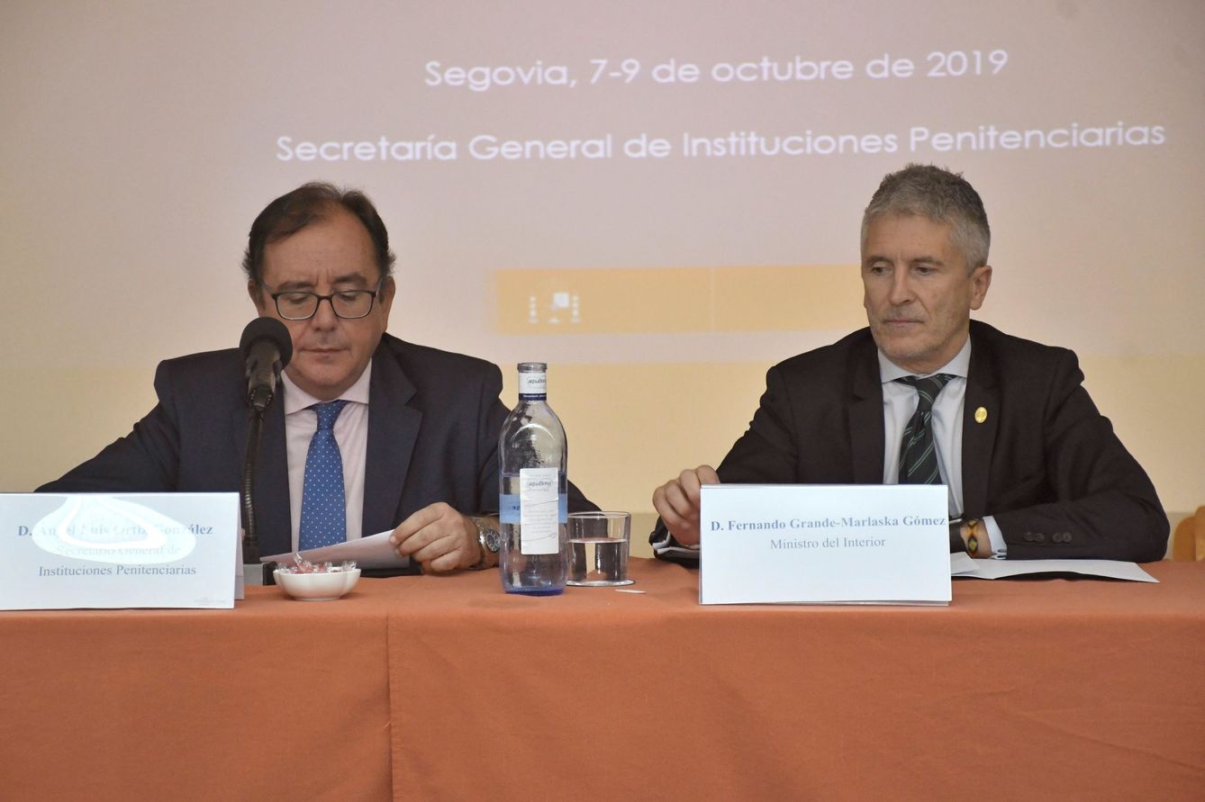El ministro del Interior, Fernando Grande-Marlaska, junto al secretario general de Instituciones Penitenciarias, Ángel Luis Ortiz. (EFE)
