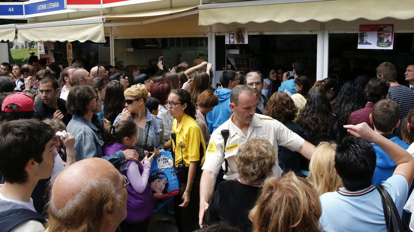 Foto: Numerosas personas, haciendo cola en la Feria del Libro de Madrid. (EFE/Juan Carlos Hidalgo)