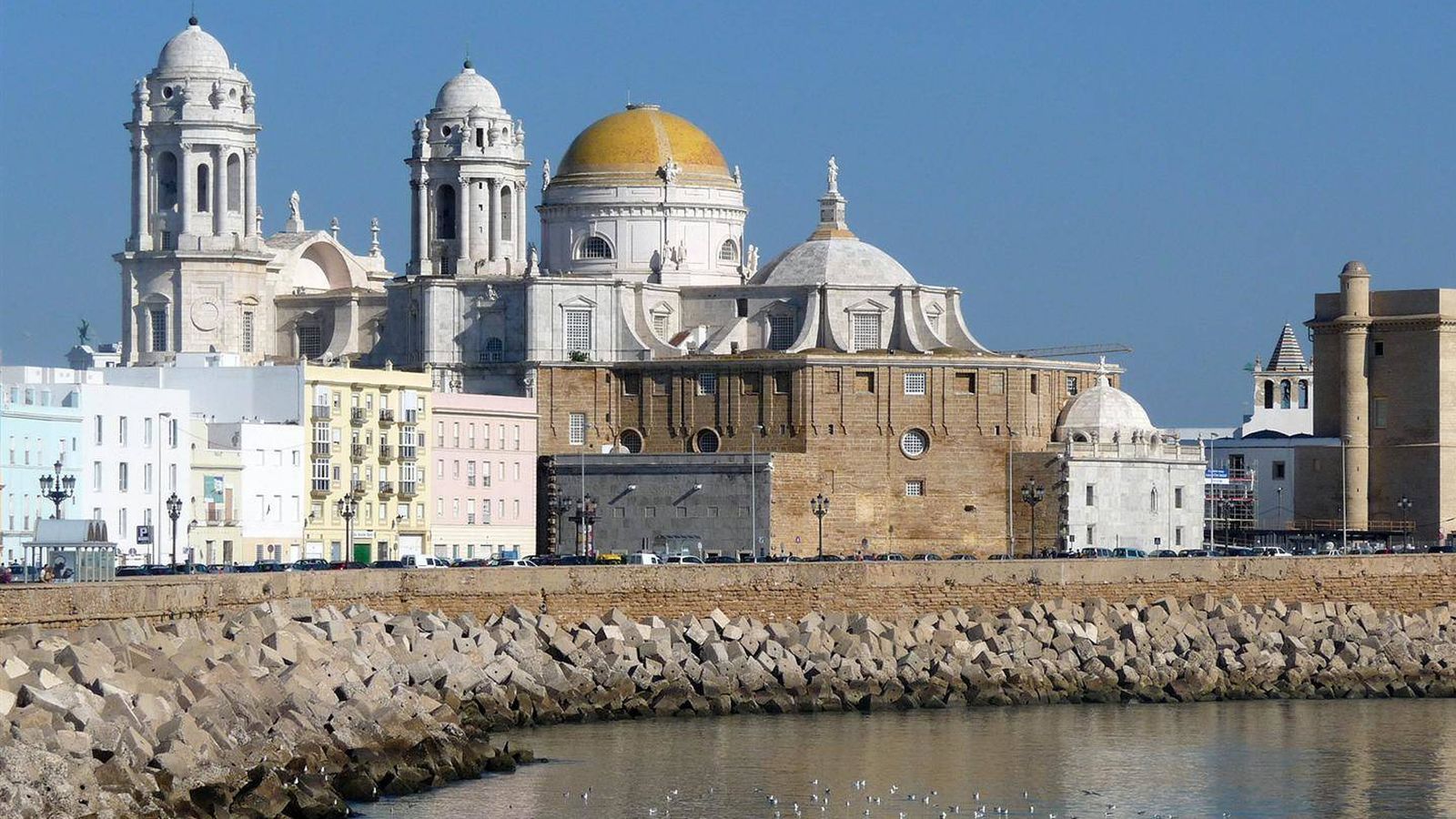 Foto: La catedral y el mar. (Foto: Cádiz Turismo)