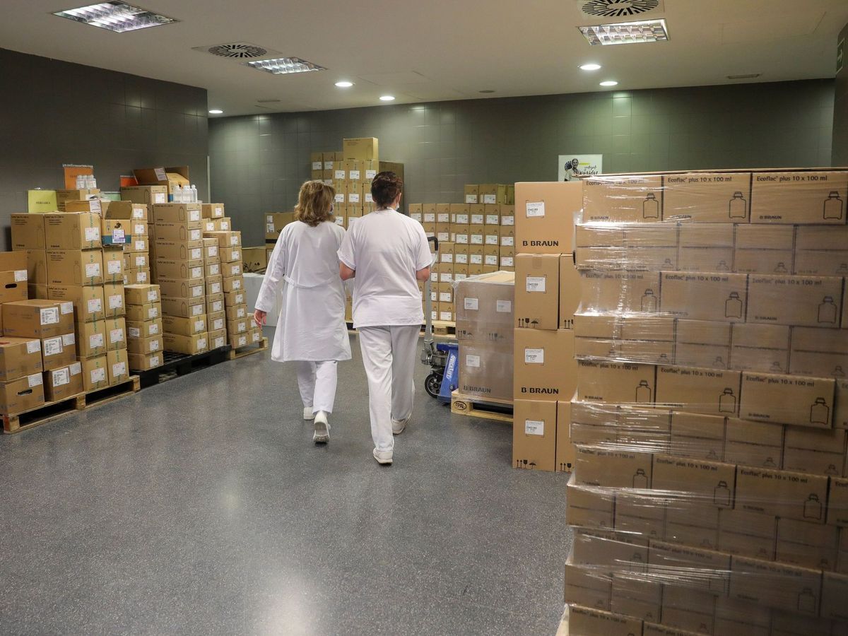 Foto: Personal sanitario en la farmacia del Hospital Universitario Puerta de Hierro de Majadahonda (Madrid). (EFE)