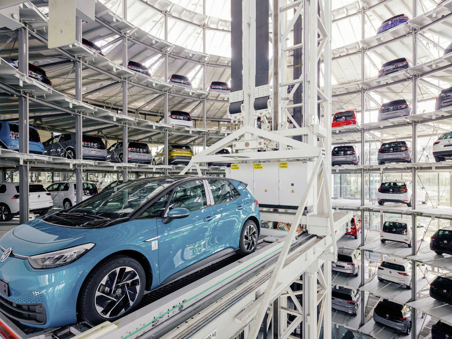 Los coches fabricados se almacenan de forma automática en las torres acristaladas.