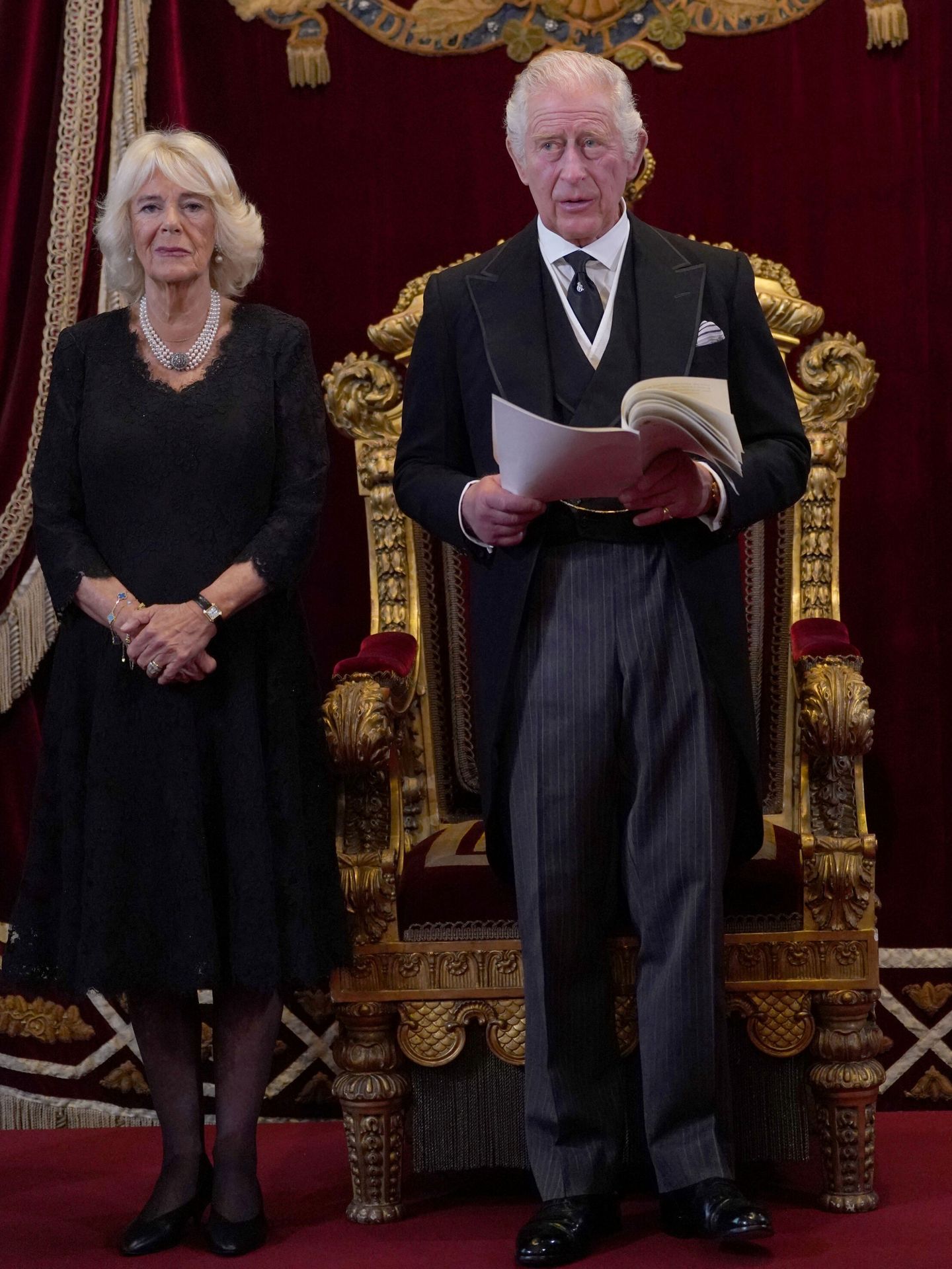 La reina Camila, junto al rey Carlos III durante su discurso. (Reuters/Pool/Victoria Jones)