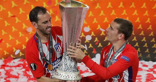 Foto: Godín (i) y Griezmann con el título de la Europa League ganado por el Atlético de Madrid en 2018. (Reuters)
