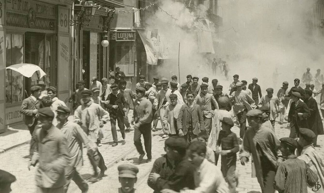 Disparo de traca en Valencia, 1909. (Biblioteca Valenciana)