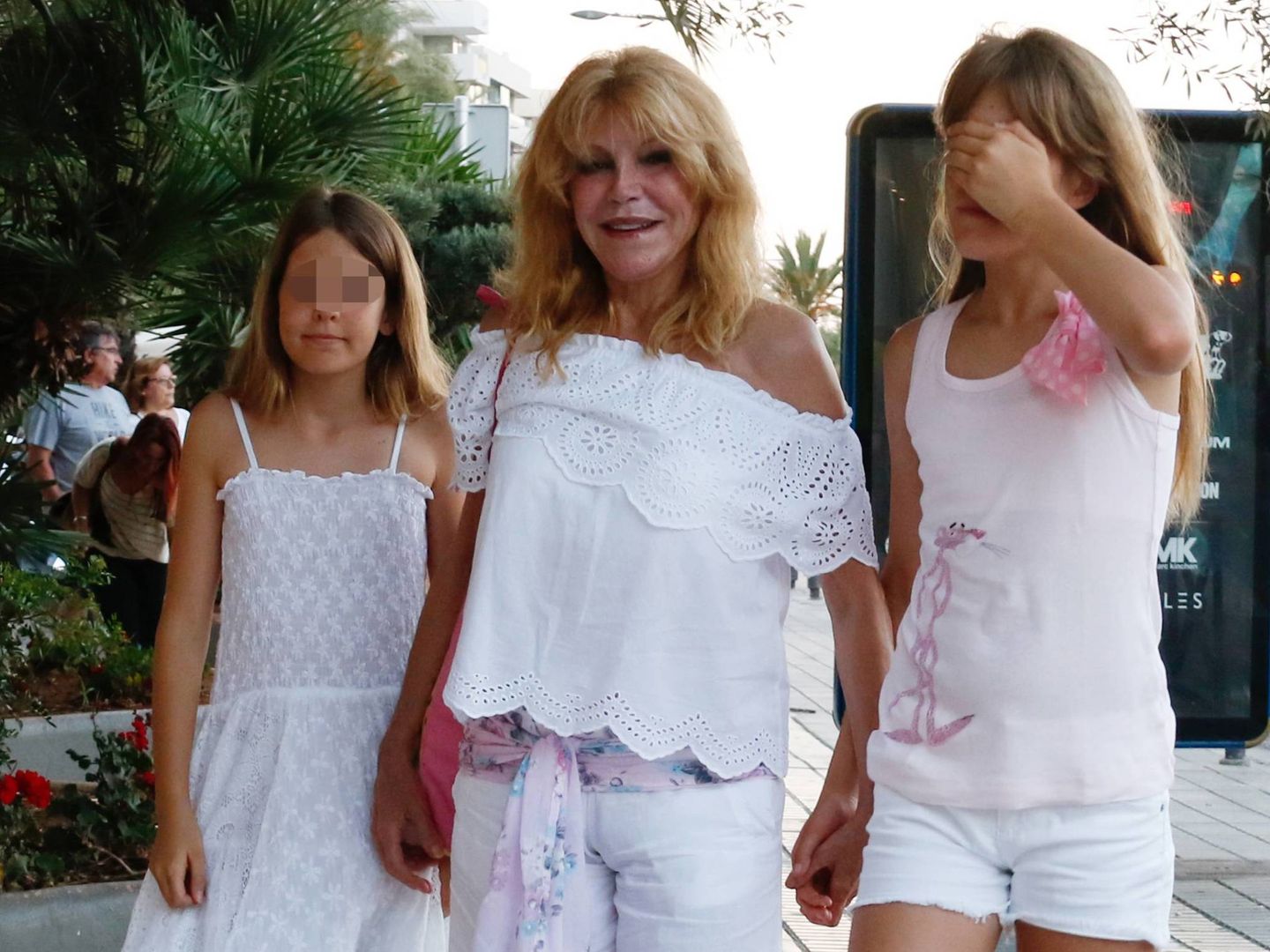 Tita Cervera junto a sus hijas por las calles de Ibiza. (Cordon)