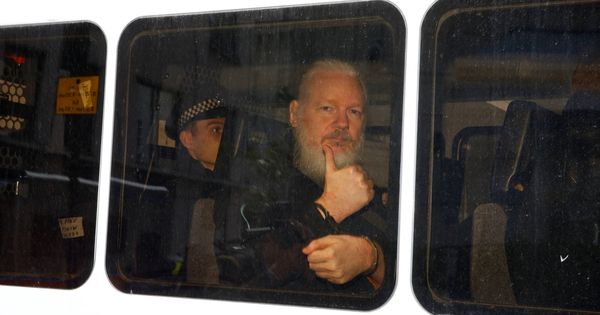 Foto: Julian Assange en un furgón policial tras ser detenido en la embajada de Ecuador. (Reuters)