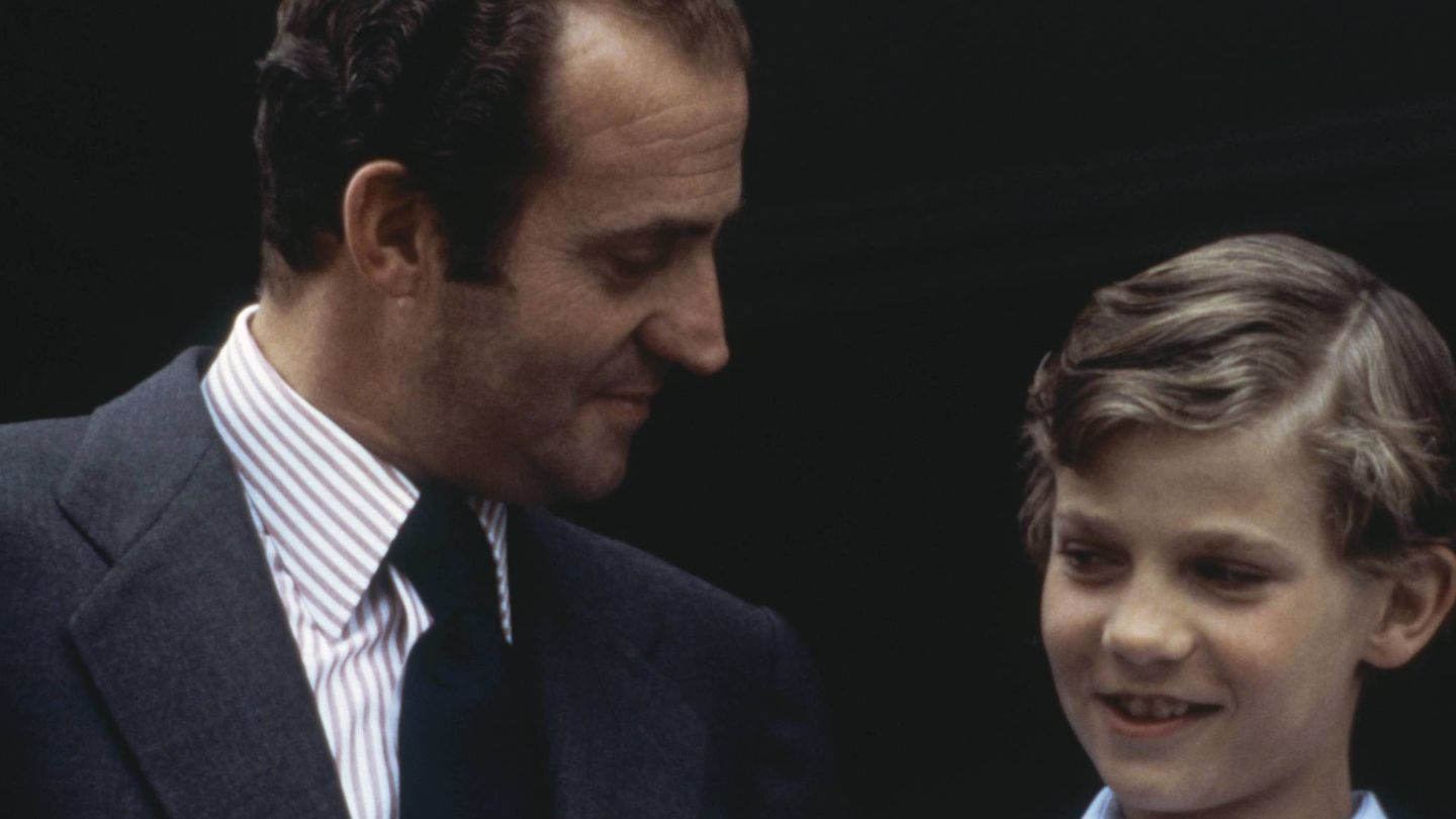 El rey Juan Carlos con su hijo Felipe en la infancia de éste.(CP)