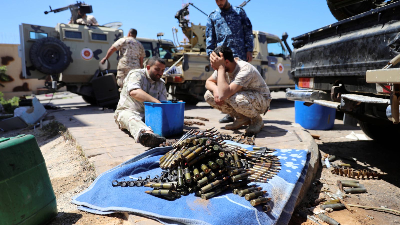Foto: Combatientes de las milicias de Misrata se preparan para avanzar hacia el frente de Trípoli. (Reuters)
