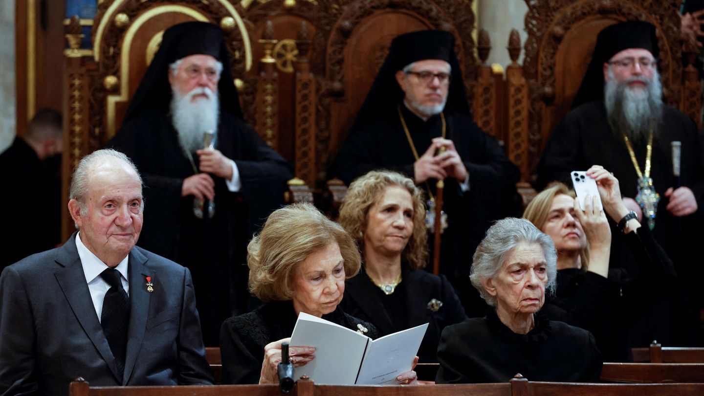 Los Reyes eméritos, en el funeral de Constantino en Atenas. (Reuters/Stoyan Nenov)