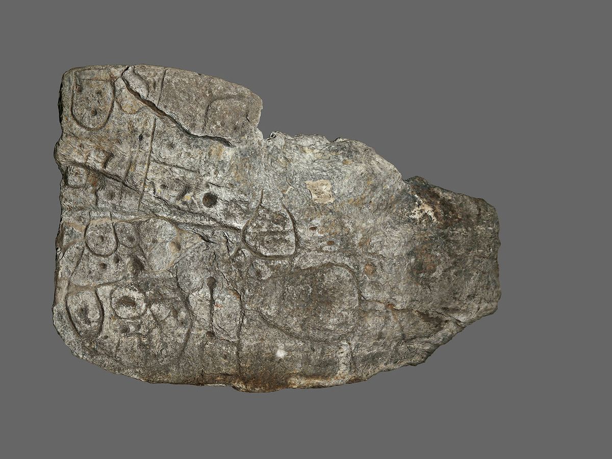 Foto: La losa de Saint-Bélec, una piedra con marcas de hace 4000 años que podrían contener  revelaciones increíbles. (Museo Arqueológico Nacional de Francia / Valorie Gô)