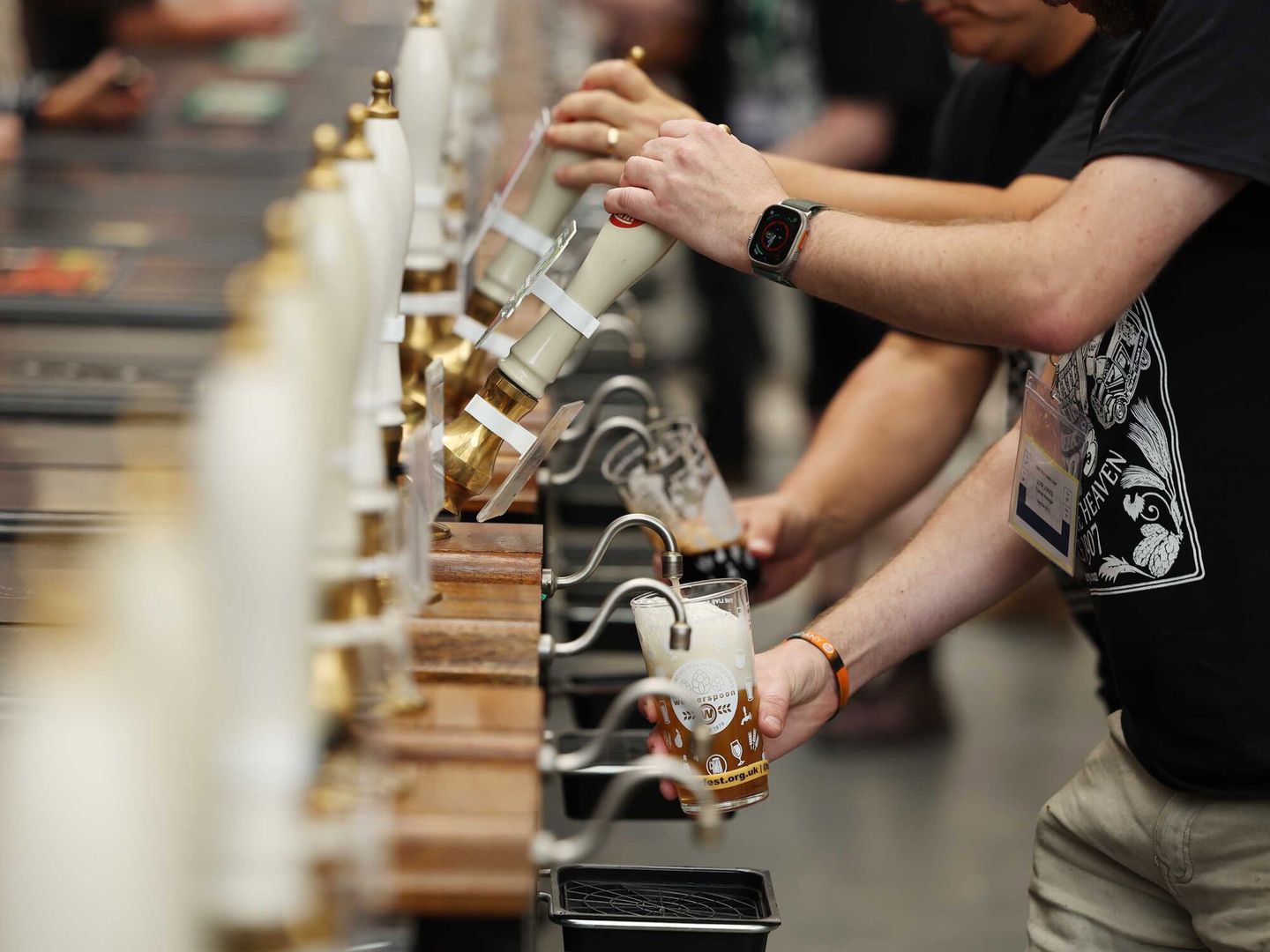 Personas se sirven cerveza en el Great British Beer Festival en Londres, Gran Bretaña. (EFE/NEIL HALL)
