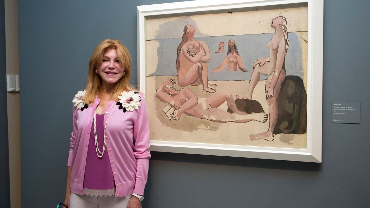La baronesa Thyssen posa con la obra 'Bañistas mirando un avión', de Picasso, en el museo malagueño que lleva su nombre. (EFE)