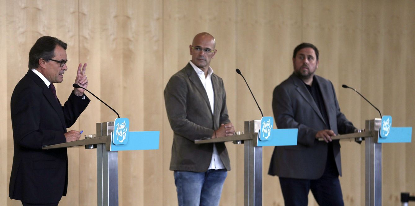 Rueda de prensa de los candidatos de Junts pel Sí, Artur Mas (izqda.), Raül Romeva y Oriol Junqueras (dcha.) para medios internacionales. (EFE)