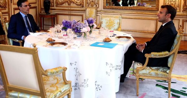 Foto: Cena del jefe del Ejecutivo en funciones, Pedro Sánchez, y el presidente francés, Emmanuel Macron, este 27 de mayo en El Elíseo, París. (EFE)