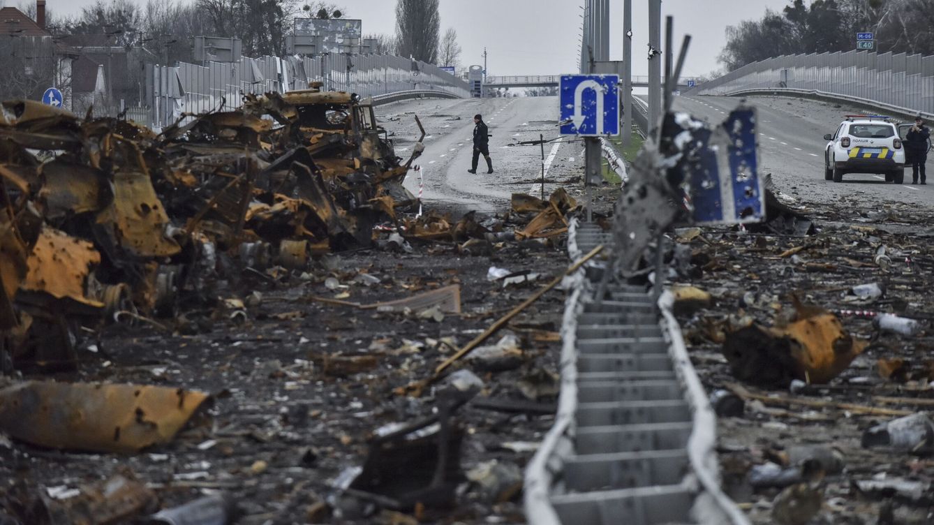 Foto: Una columna de tanques rusa, destruida en una carretera cerca de Kiev. (EFE/Oleg Patrasyuk)