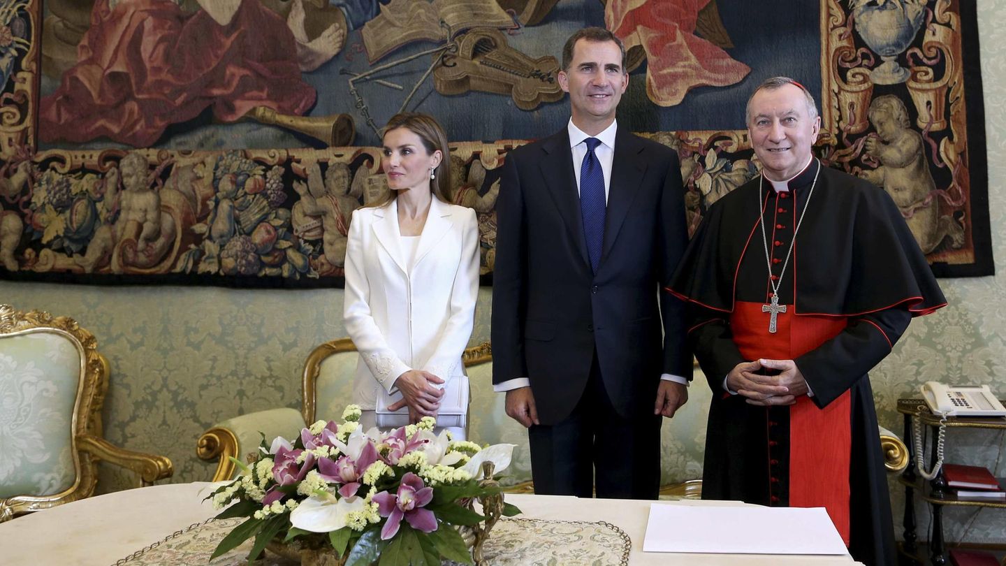 Los reyes Felipe y Letizia posan con el cardenal Pietro Parolin, secretario de Estado del papa Francisco, el 30 de junio de 2014 en Ciudad del Vaticano. (Reuters)