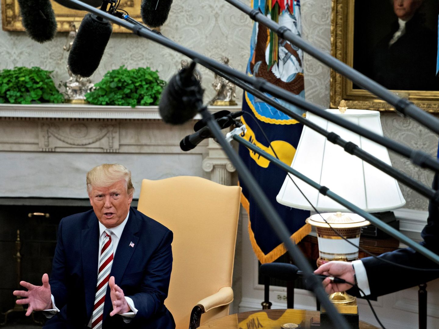 Trump responde a los medios en la Casa Blanca, este martes. (Reuters)