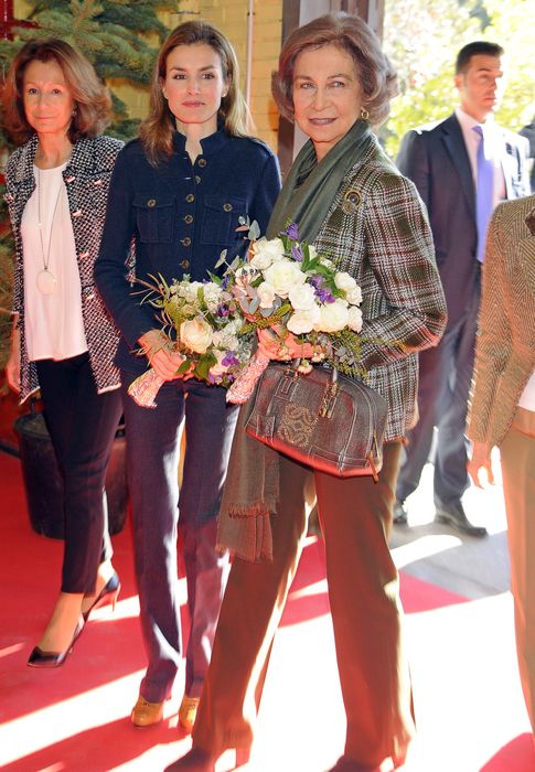 Foto: La princesa Letizia y la reina doña Sofía durante su visita al rastrillo de Nuevo Futuro (I.C.)