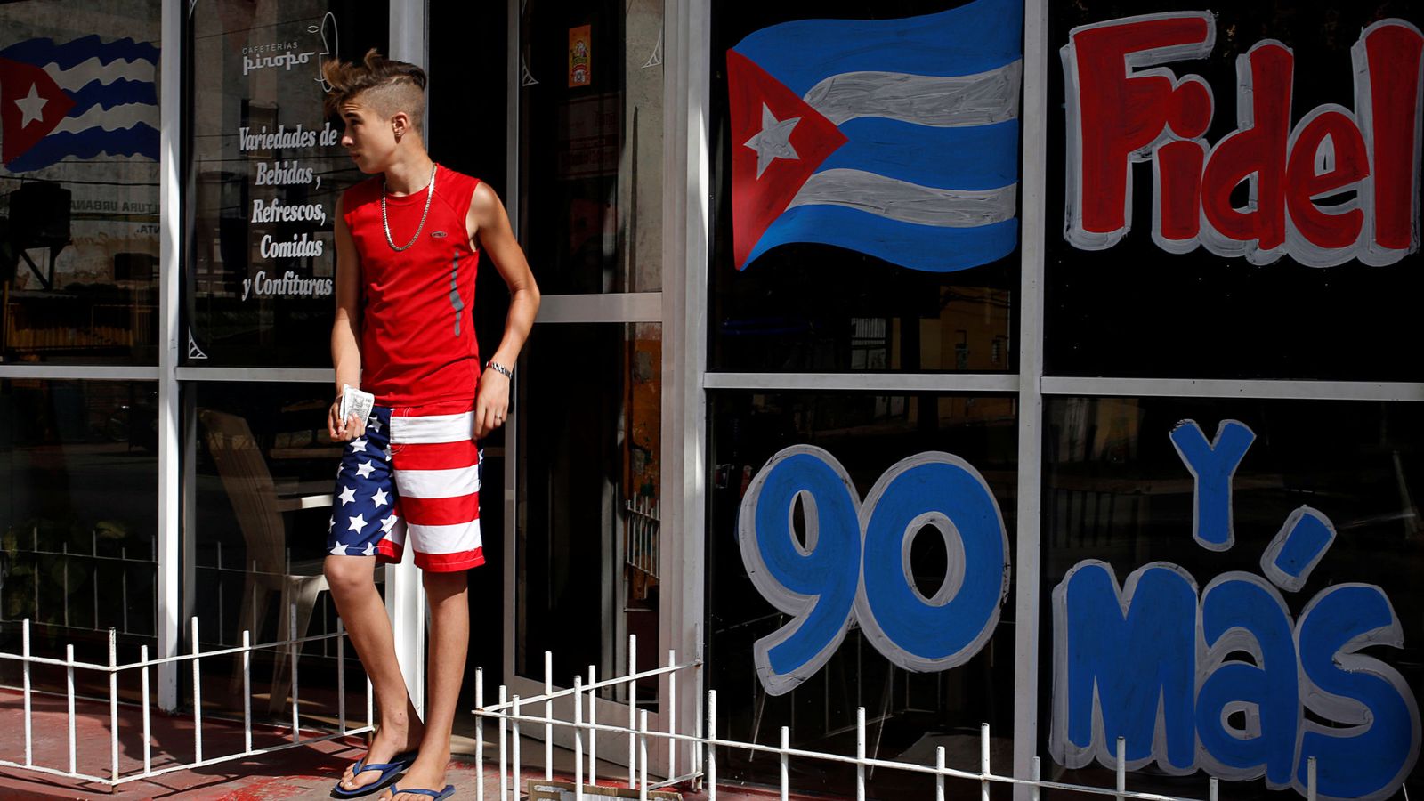 Foto: Un joven con unos pantalones con la bandera estadounidense sale de un restaurante en La Habana, en agosto de 2016 (Reuters)