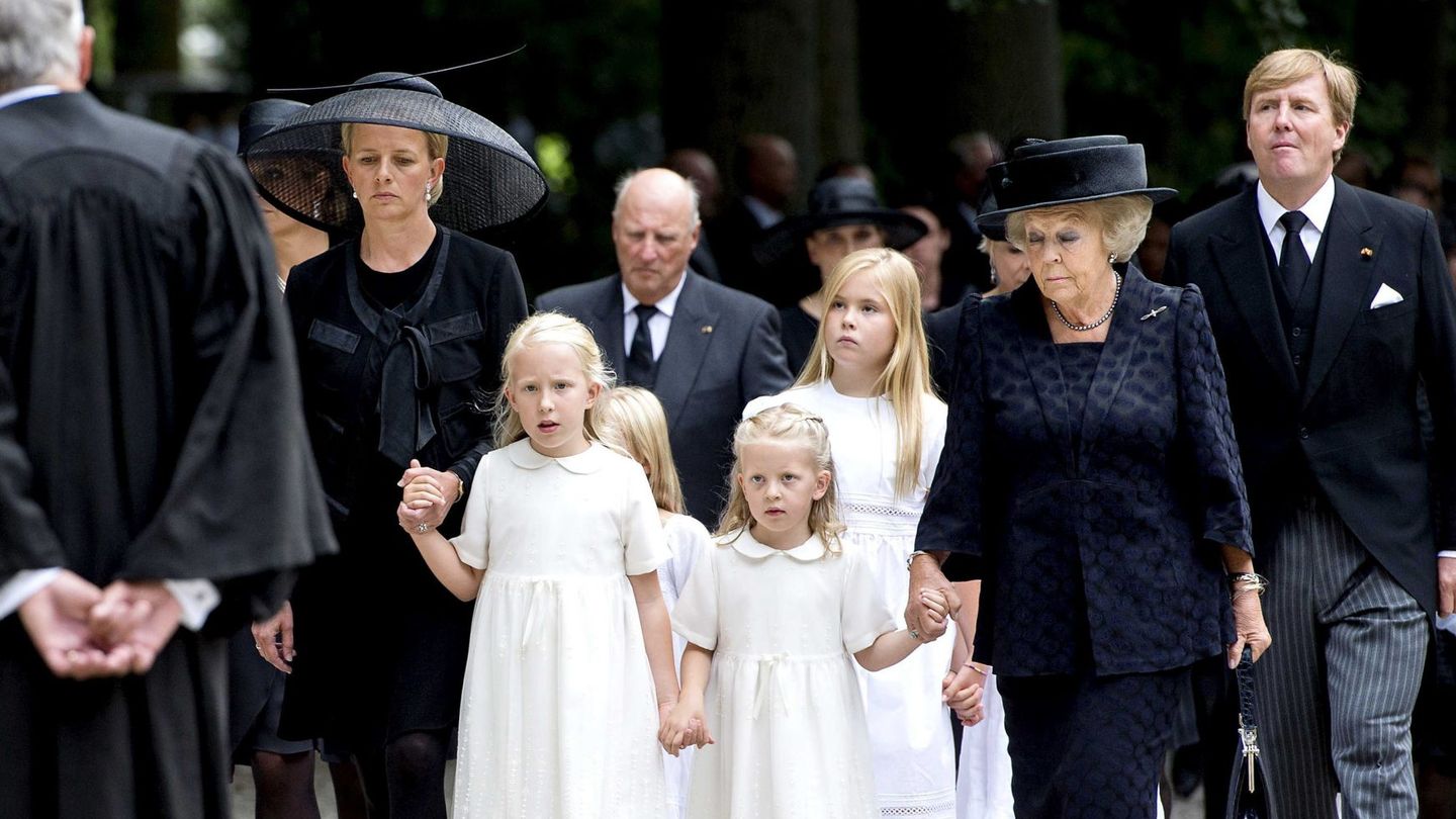Mabel y sus hijas, en el funeral del príncipe Friso. (EFE)