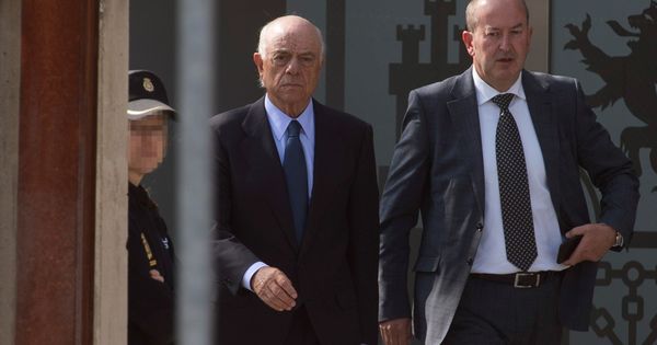Foto: Francisco González, expresidente de BBVA (centro), tras declarar en el juicio de Bankia el pasado mes de abril. (EFE)