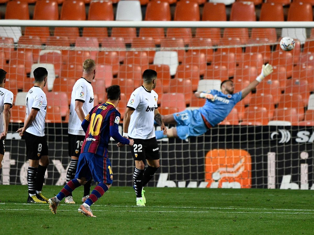 Foto: Leo Messi limpió las telarañas de Mestalla. (Reuters)