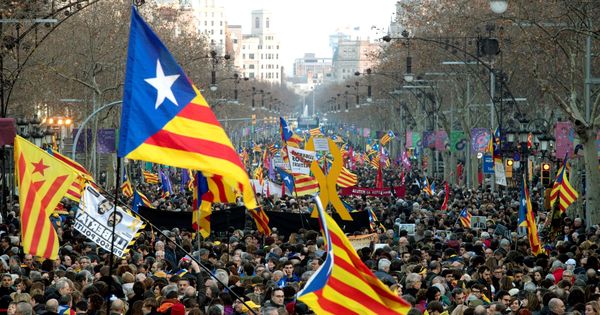 Foto: Miles de personas se manifiestan en Barcelona contra el juicio del 'procés'. (EFE)