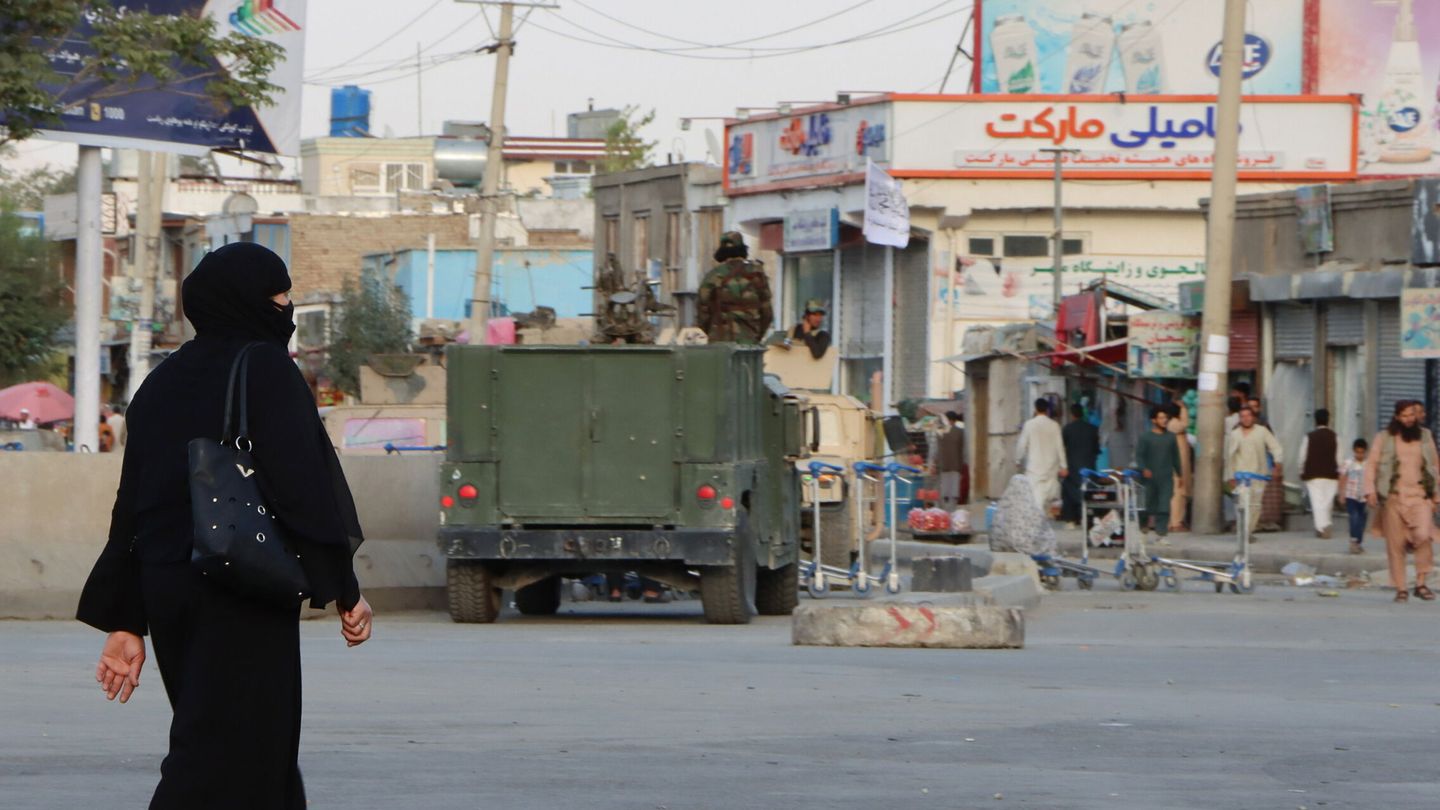 Una mujer camina frente a un control talibán cerca del aeropuerto de Hamid Karzai, en Kabul. (EFE)