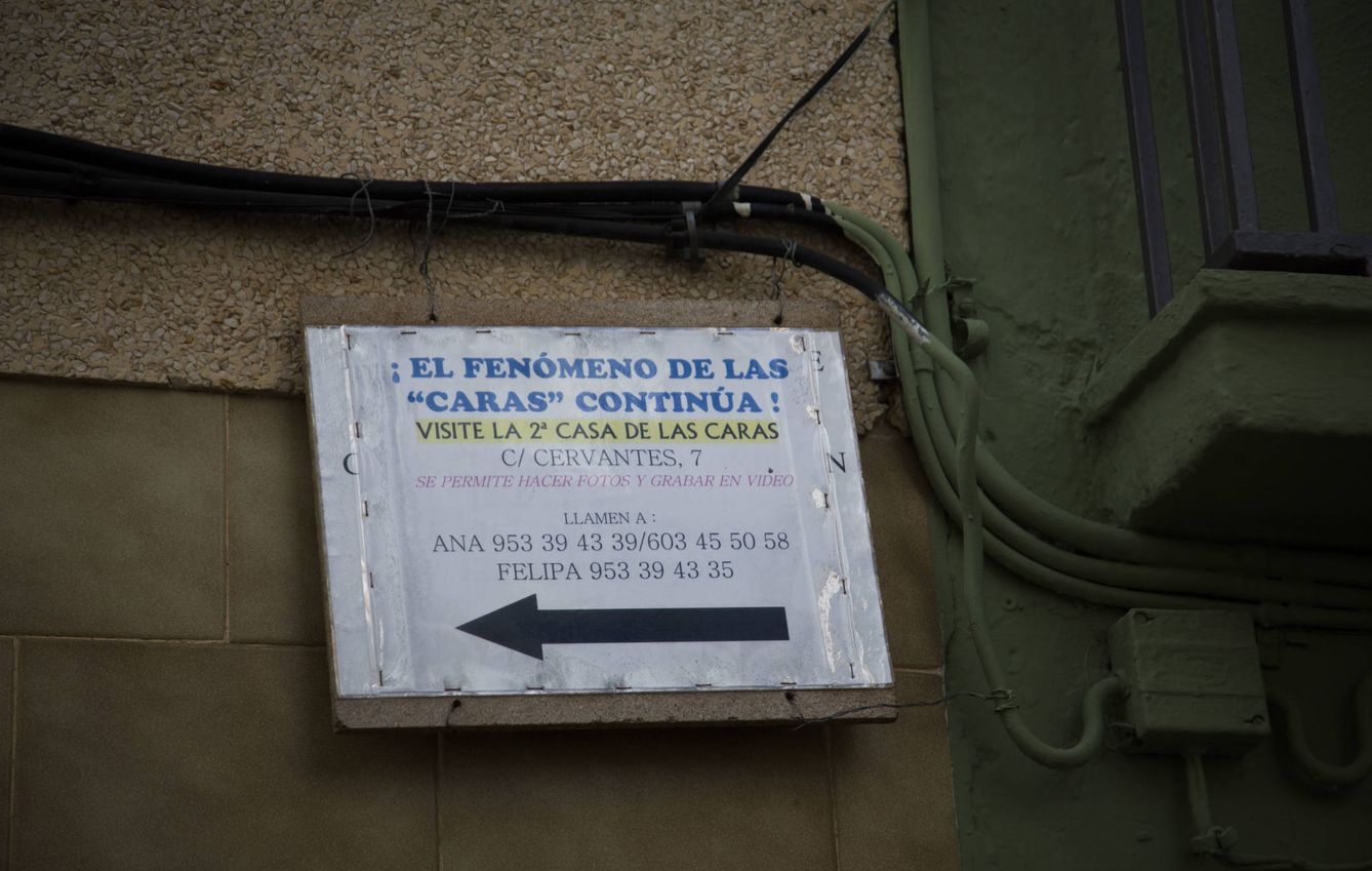 Un cartel anuncia visitas en la nueva casa de 'caras de Bélmez'. (Foto: Fernando Ruso)