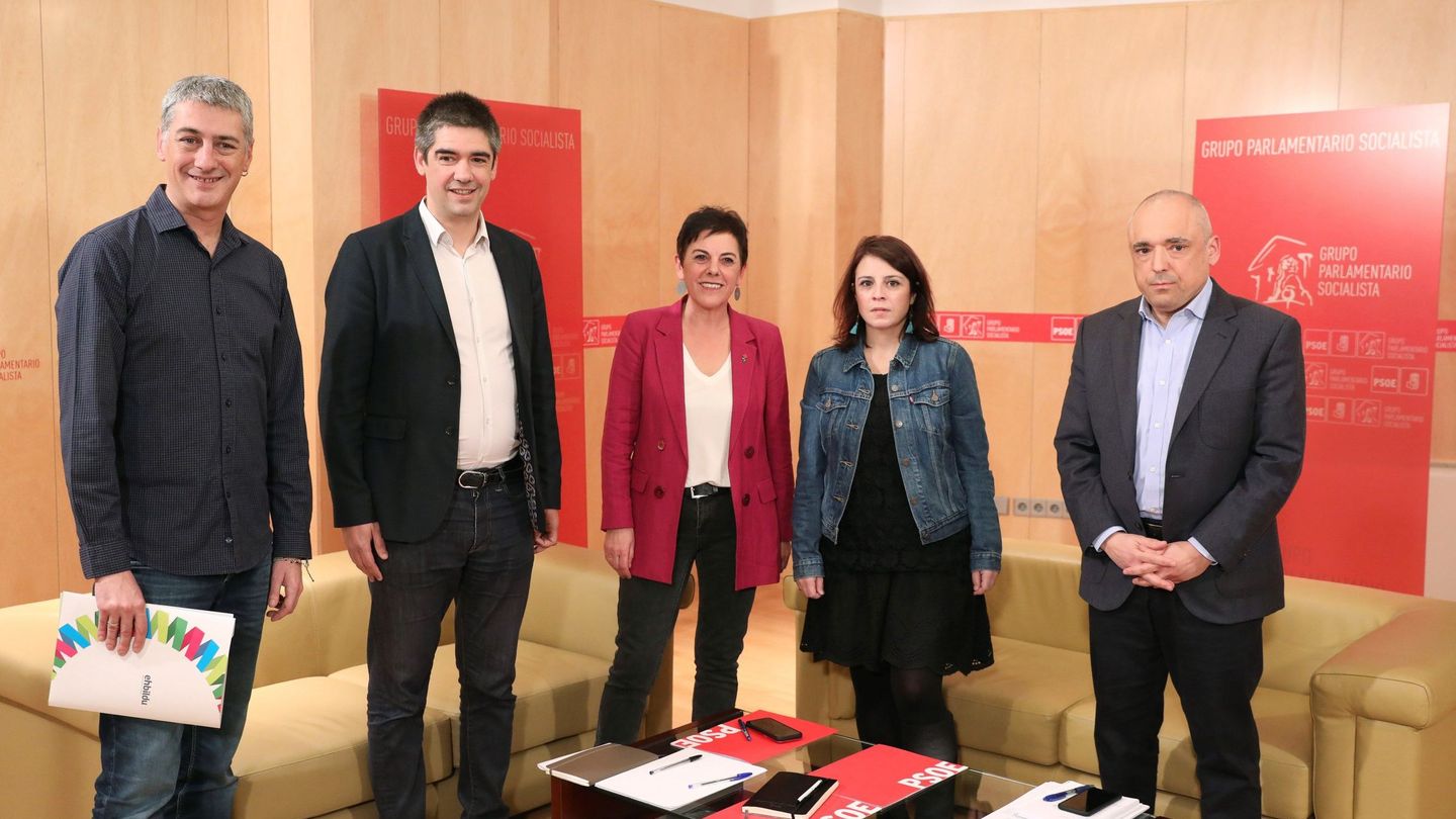 Las delegaciones de Bildu y el PSOE el día que pactaron la derogación de la reforma laboral. EFE