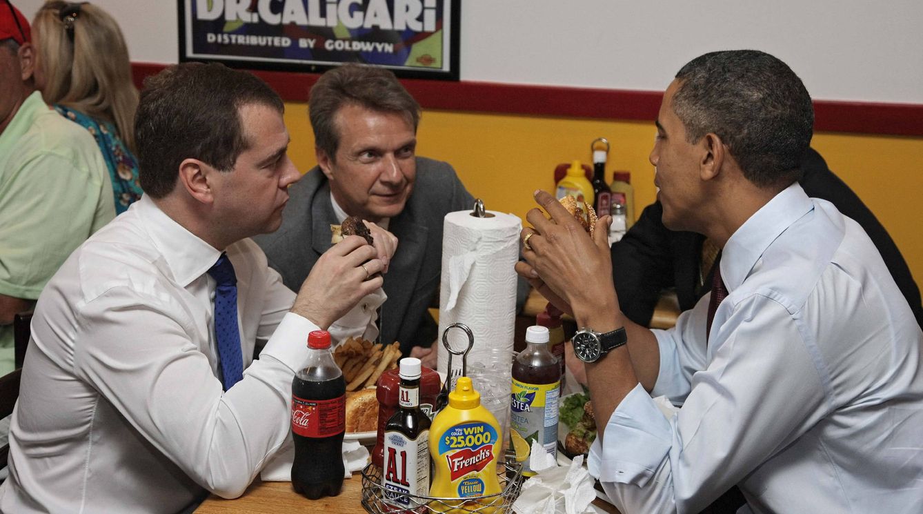Dmitry Medvedev (i) y Barack Abama, en el restaurante Ray's Hell Burger en Arlington (EEUU). (EFE)