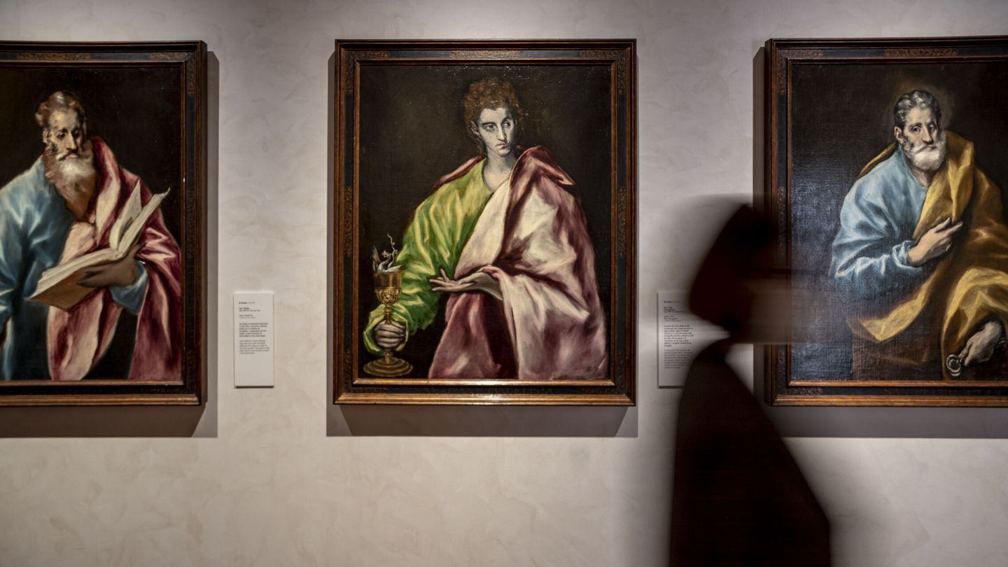 Una persona visita el Museo del Greco en Toledo. (EFE/Ismael Herrero)