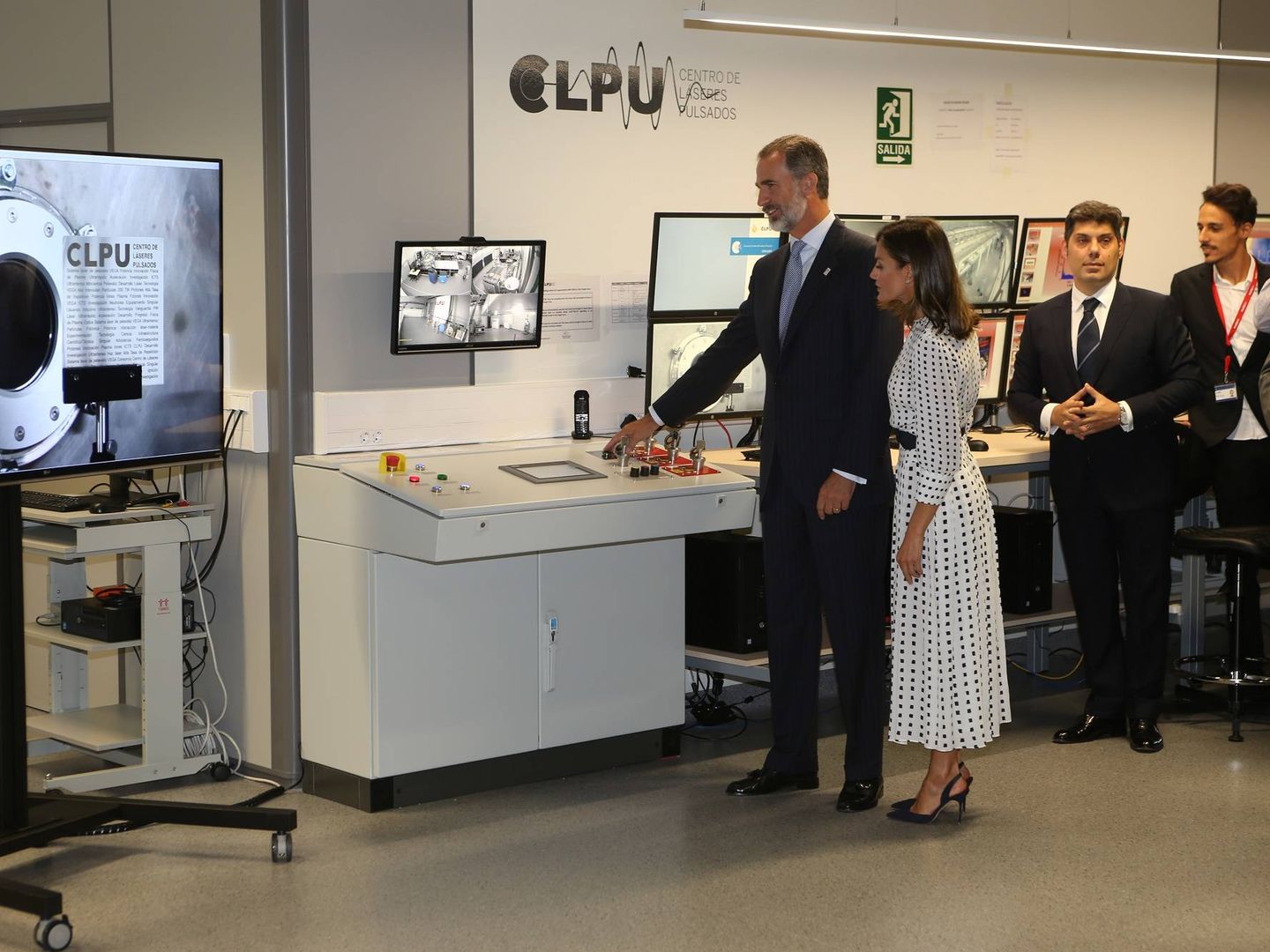 Felipe VI pulsa el botón disparador del láser (Universidad de Salamanca)