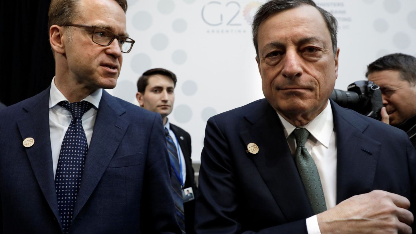 Weidmann junto a Mario Draghi, antiguo presidente del BCE. (Reuters)