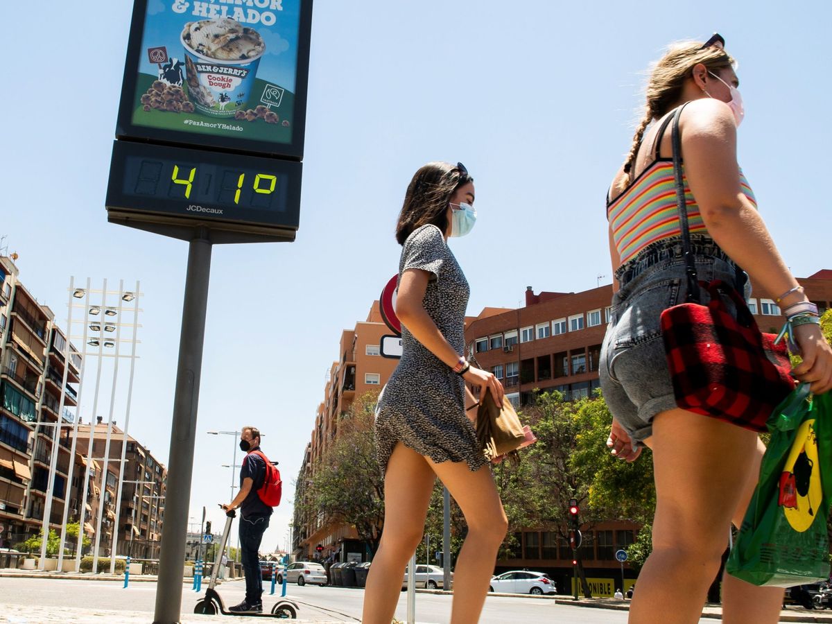 Foto: Varias personas caminan bajo un termómetro de calle que marca 41 grados en la Plaza de Armas de Sevilla. (EFE) 