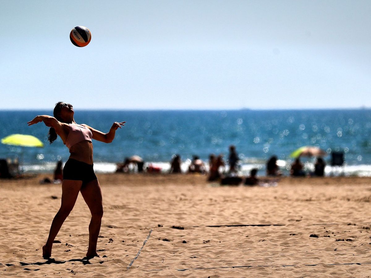 Foto: Una joven juega al voley en una playa en Valencia. (EFE)
