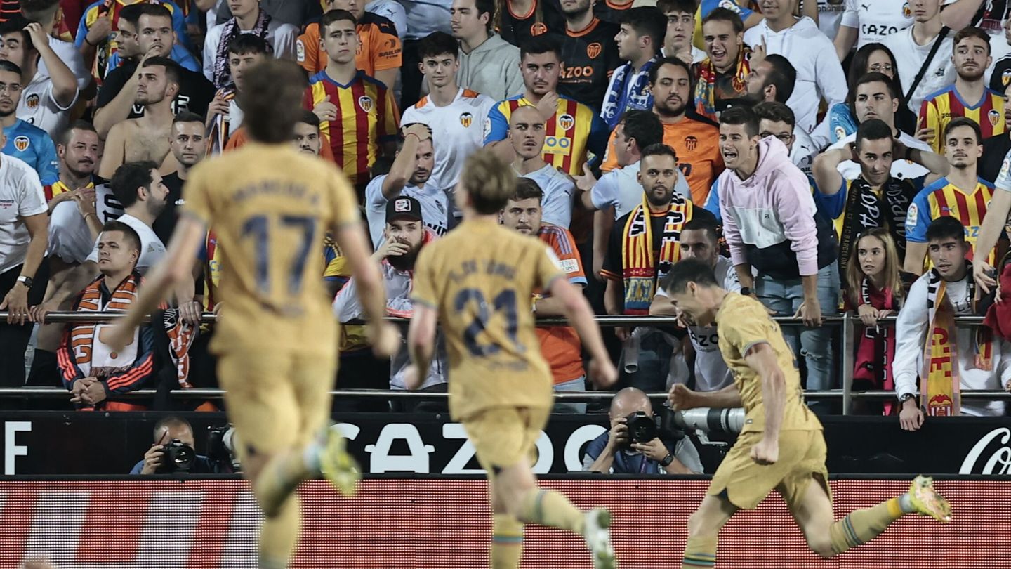 Lewandowski celebra el gol que dio la agónica victoria en Valencia. (EFE/Alejandro García)