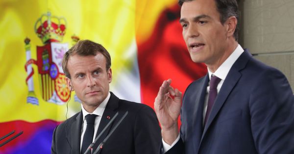 Foto: El presidente del Gobierno, Pedro Sánchez (d), y el presidente de Francia, Emmanuel Macron. (EFE)