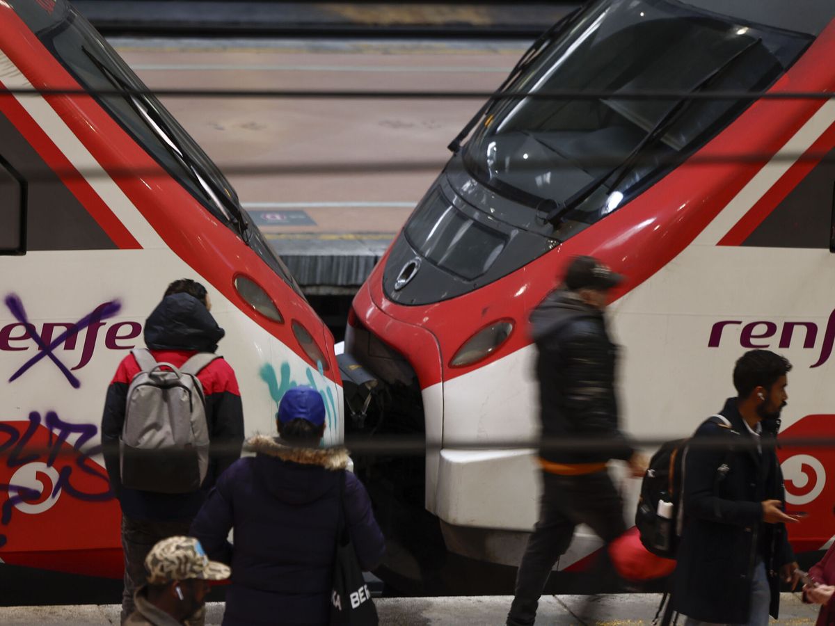 Foto: Dos trenes de Cercanías, de nuevo en el foco tras el episodio de ayer, en la estación de Atocha. (EFE/Sergio Pérez)