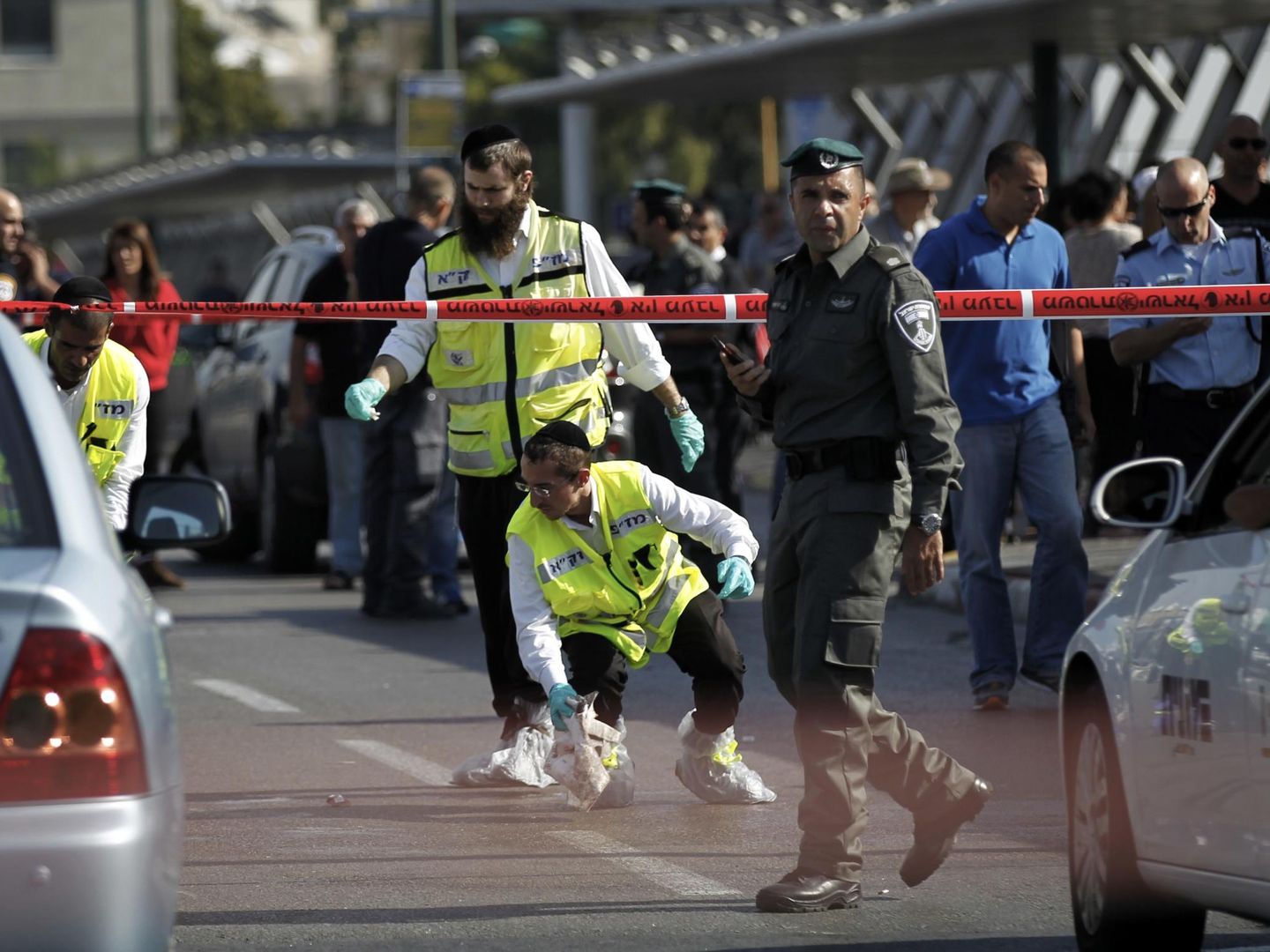 Miembros del servicio de emergencias trabajan en la escena del apuñalamiento  en Tel Aviv (Reuters).