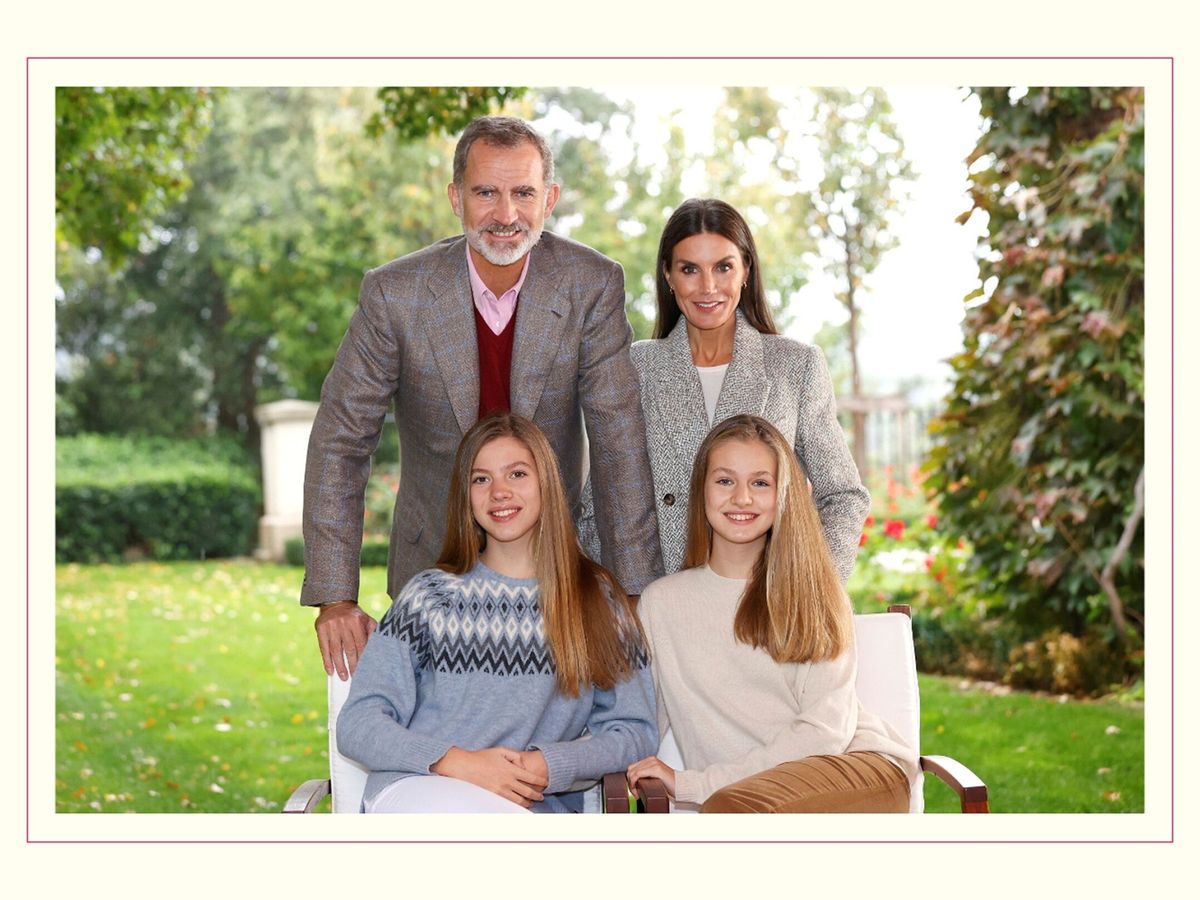 Foto: Los Reyes, con sus hijas en la felicitación navideña. (Casa Real)