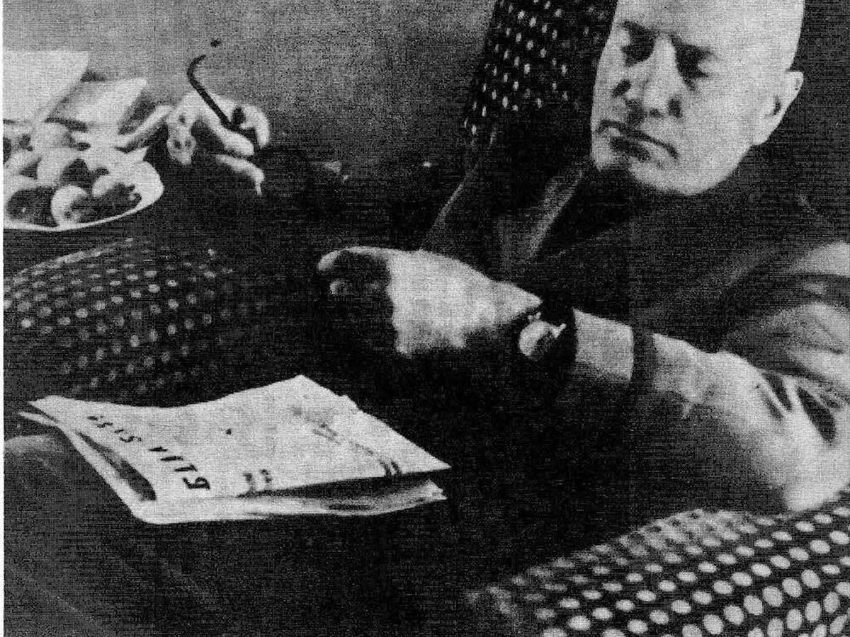 Foto: Mussolini lee el periódico en Villa Feltrinelli en 1945. 