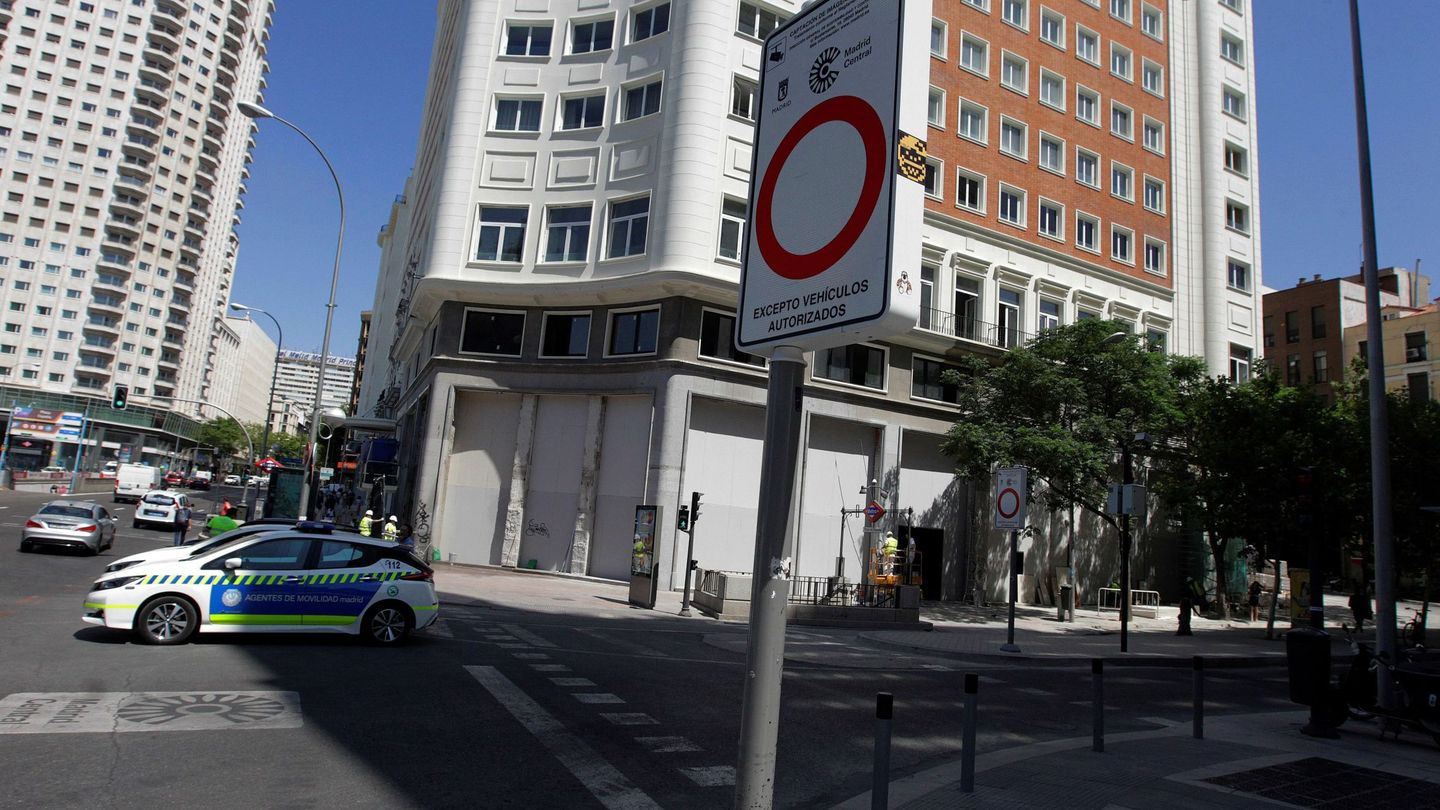 Un cartel de Madrid Central en Plaza España. (EFE)