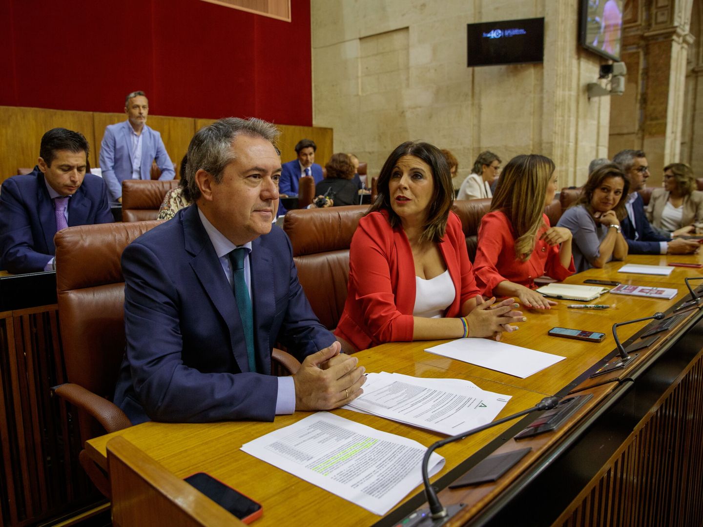 Juan Espadas junto a Ángeles Férriz en sus escaños de la bancada socialista. (EFE/Julio Muñoz)