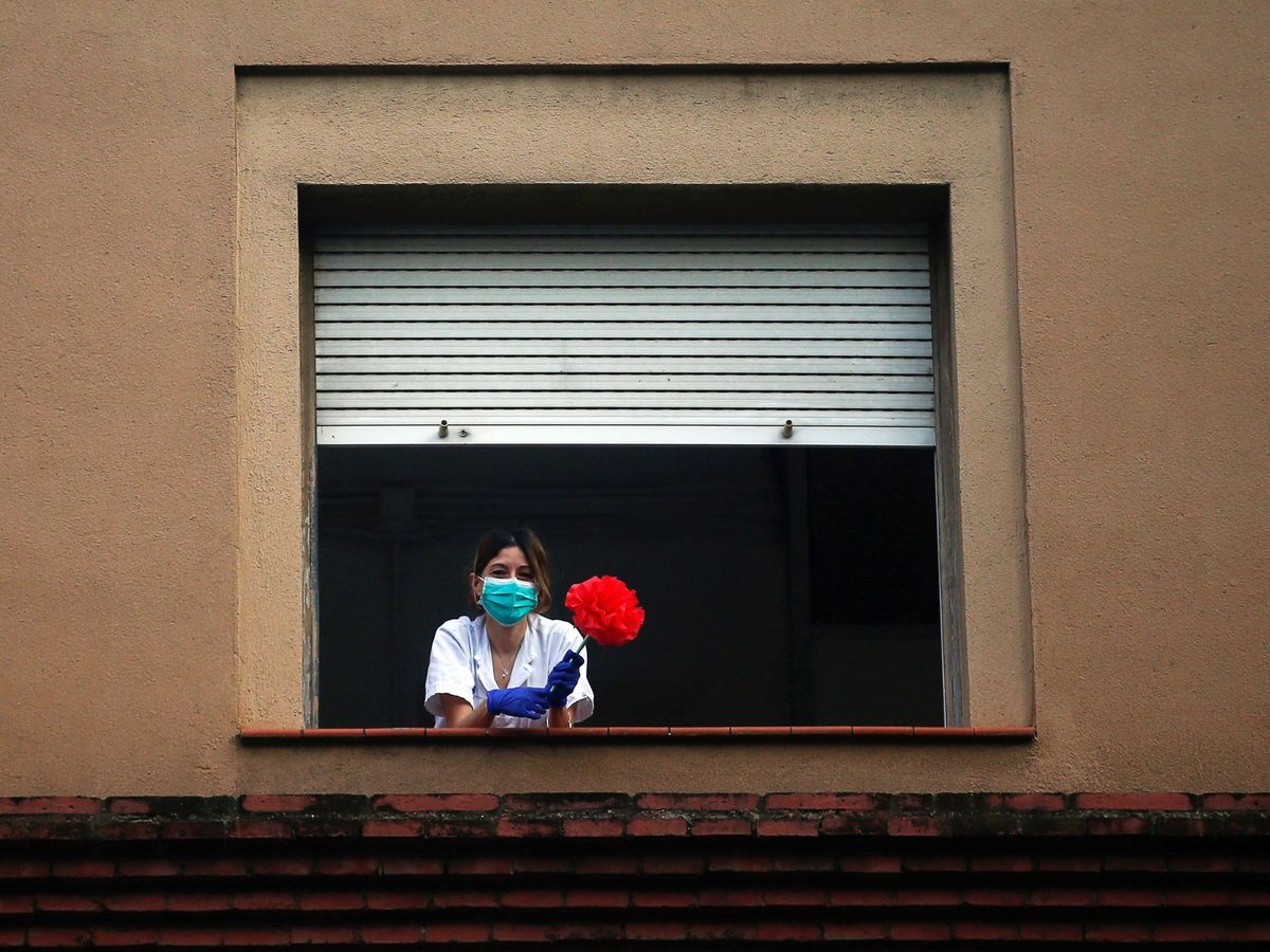 Foto: Una sanitaria se asoma a la ventana en una imagen de archivo. (Reuters)