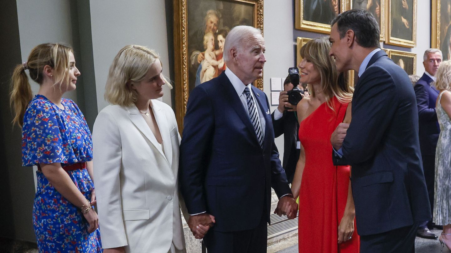 Biden llega junto a sus nietas a la cena en el Museo del Prado. (EFE)